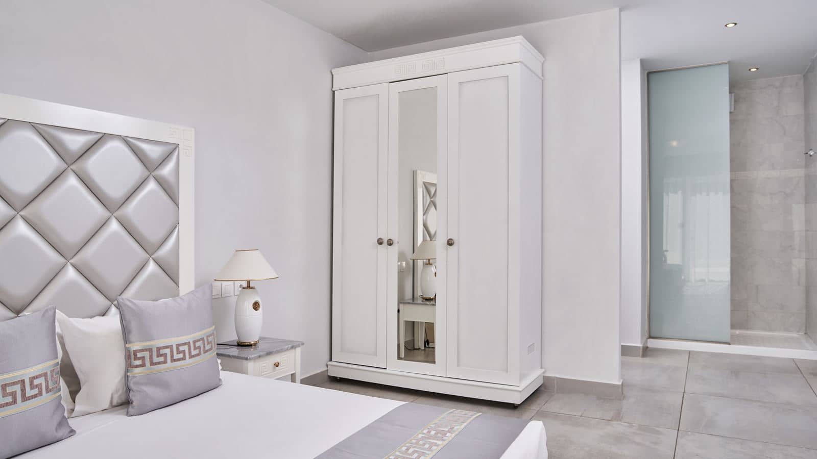rooms-grand-suite-sharing-pool