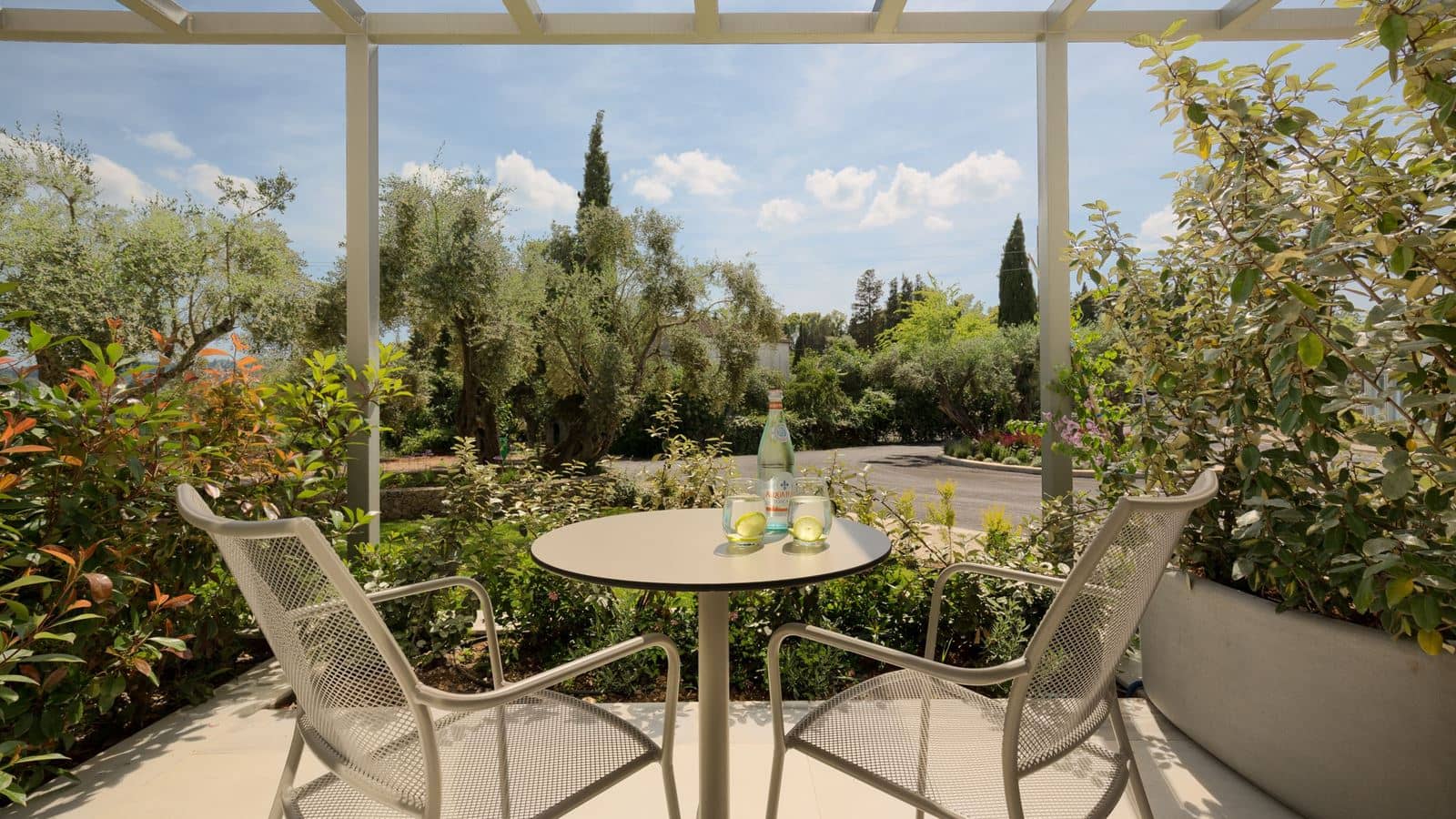 rooms-deluxe-room-garden-view