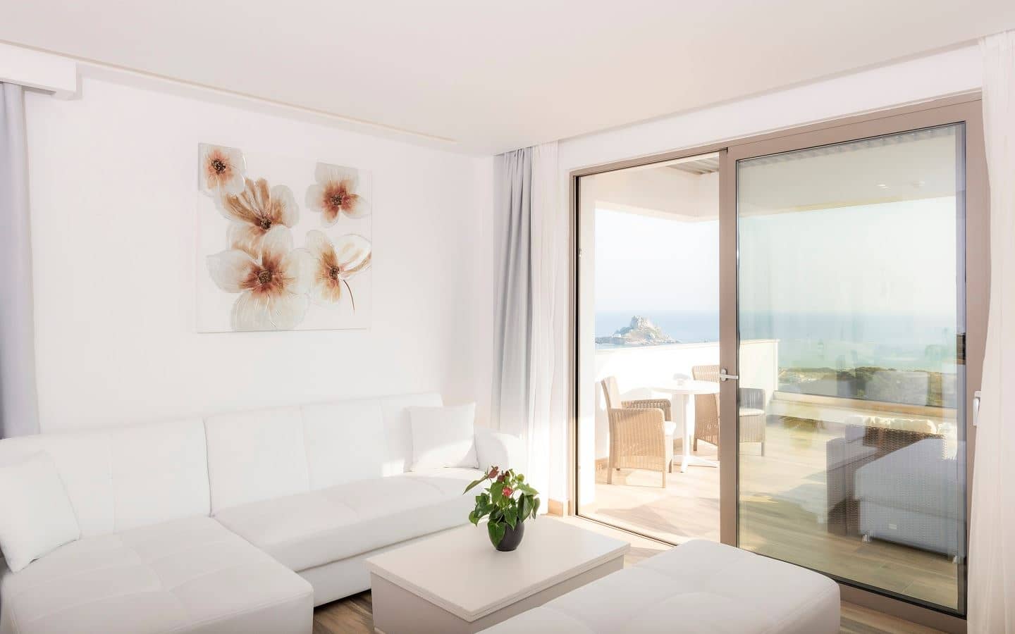 rooms-superior-suite-sea-view-private-outdoor-jacuzzi