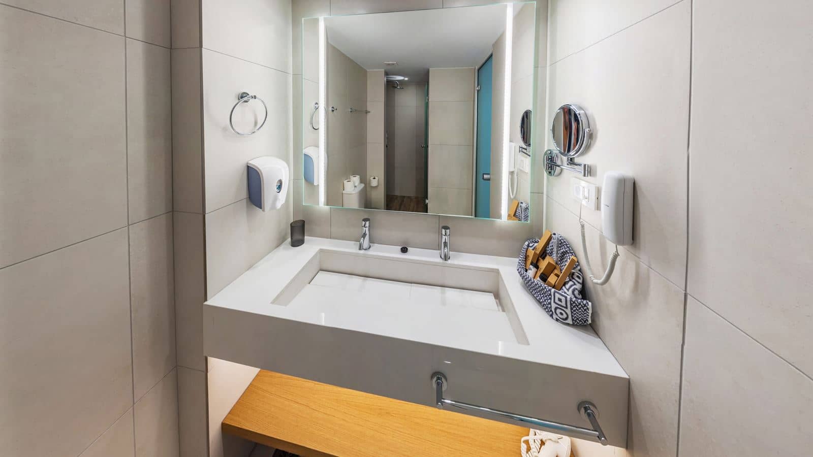 rooms-twin-room-superior-balcony-or-terrace