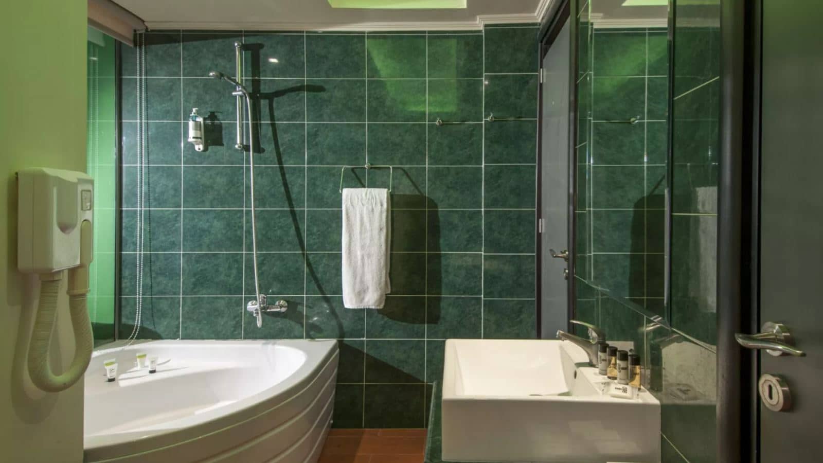 rooms-family-superior-2-bedrooms-garden-view-balcony-or-terrace