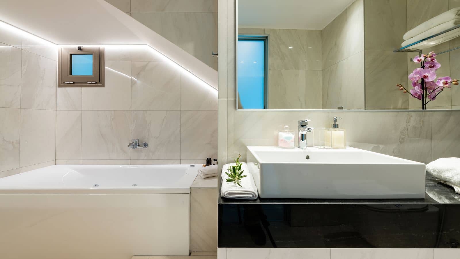 rooms-white-deluxe-suite-garden-view