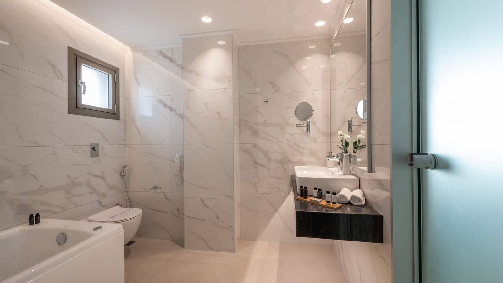 rooms-white-deluxe-suite-garden-view