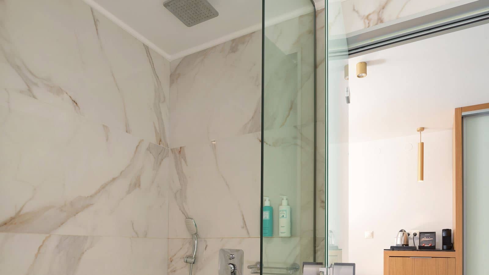 rooms-white-deluxe-suite-swimup