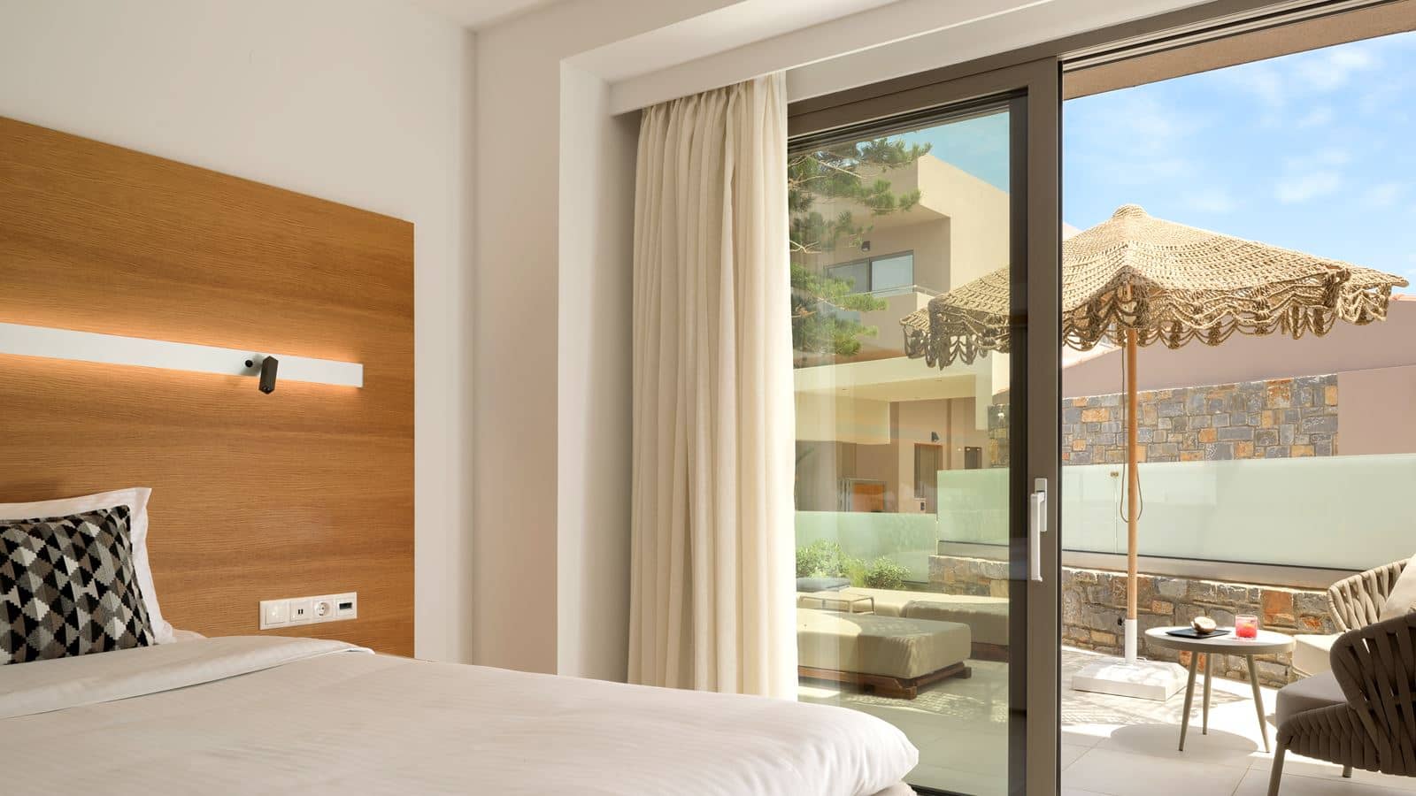 rooms-white-superior-double-private-pool
