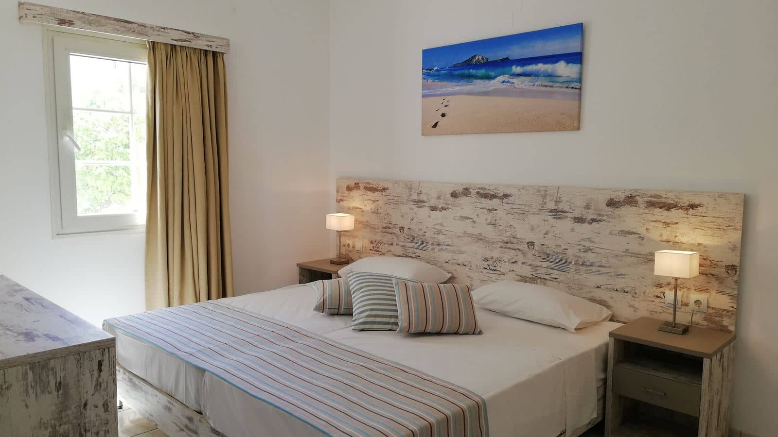 rooms-suite-junior-1-bedroom--living-room-balcony