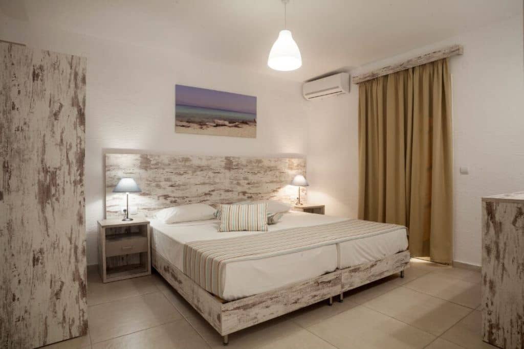 rooms-suite-junior-1-bedroom--living-room-triple-balcony