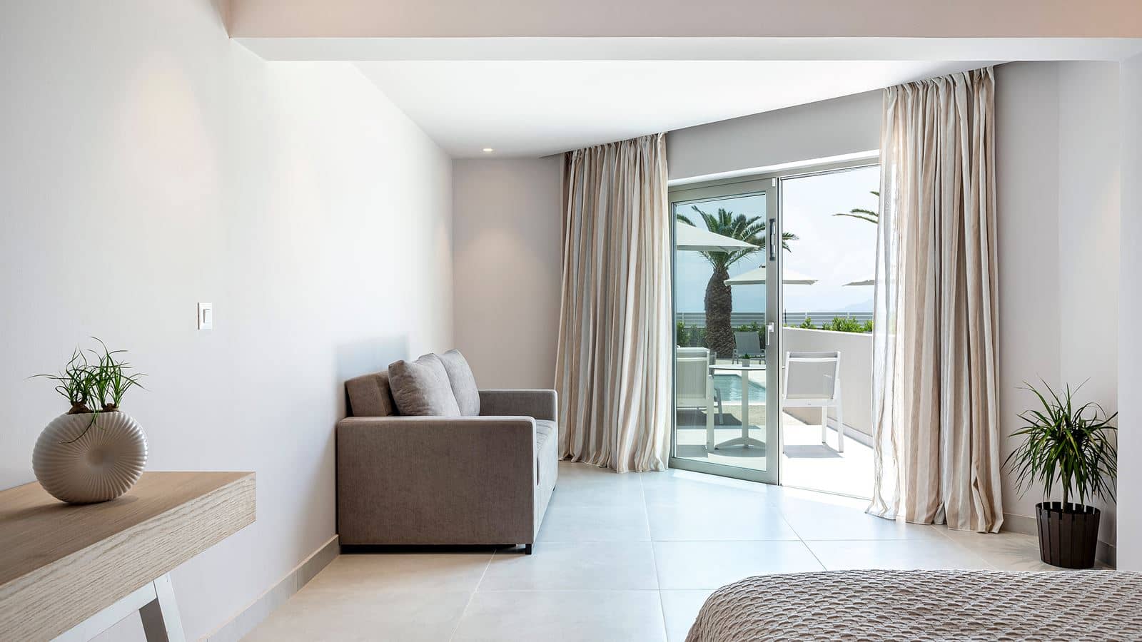 rooms-junior-suite-swim-up