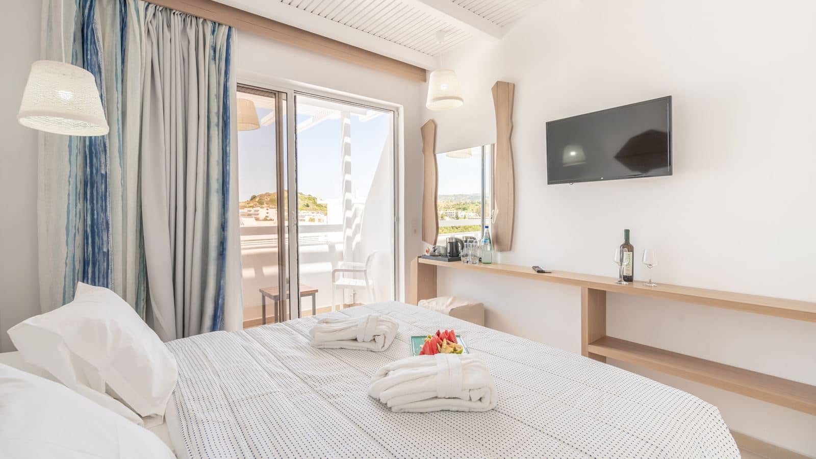rooms-deluxe-double-room-with-balcony