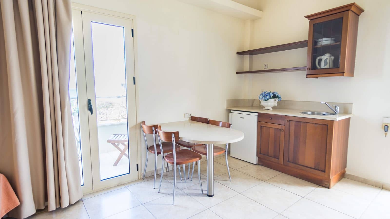 rooms-superior-1-bedroom-apartment-balcony-or-terrace