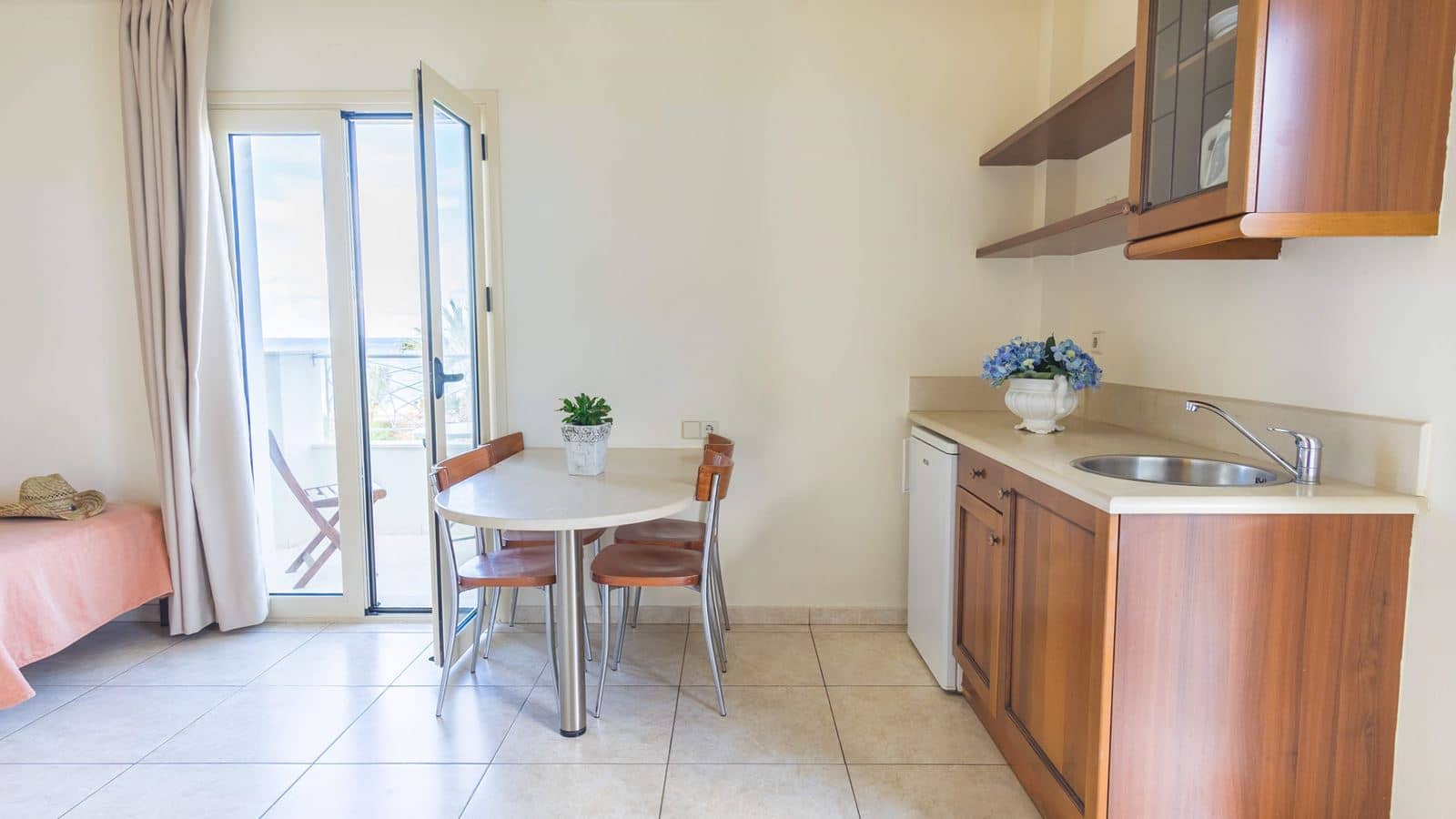 rooms-superior-1-bedroom-apartment-balcony-or-terrace
