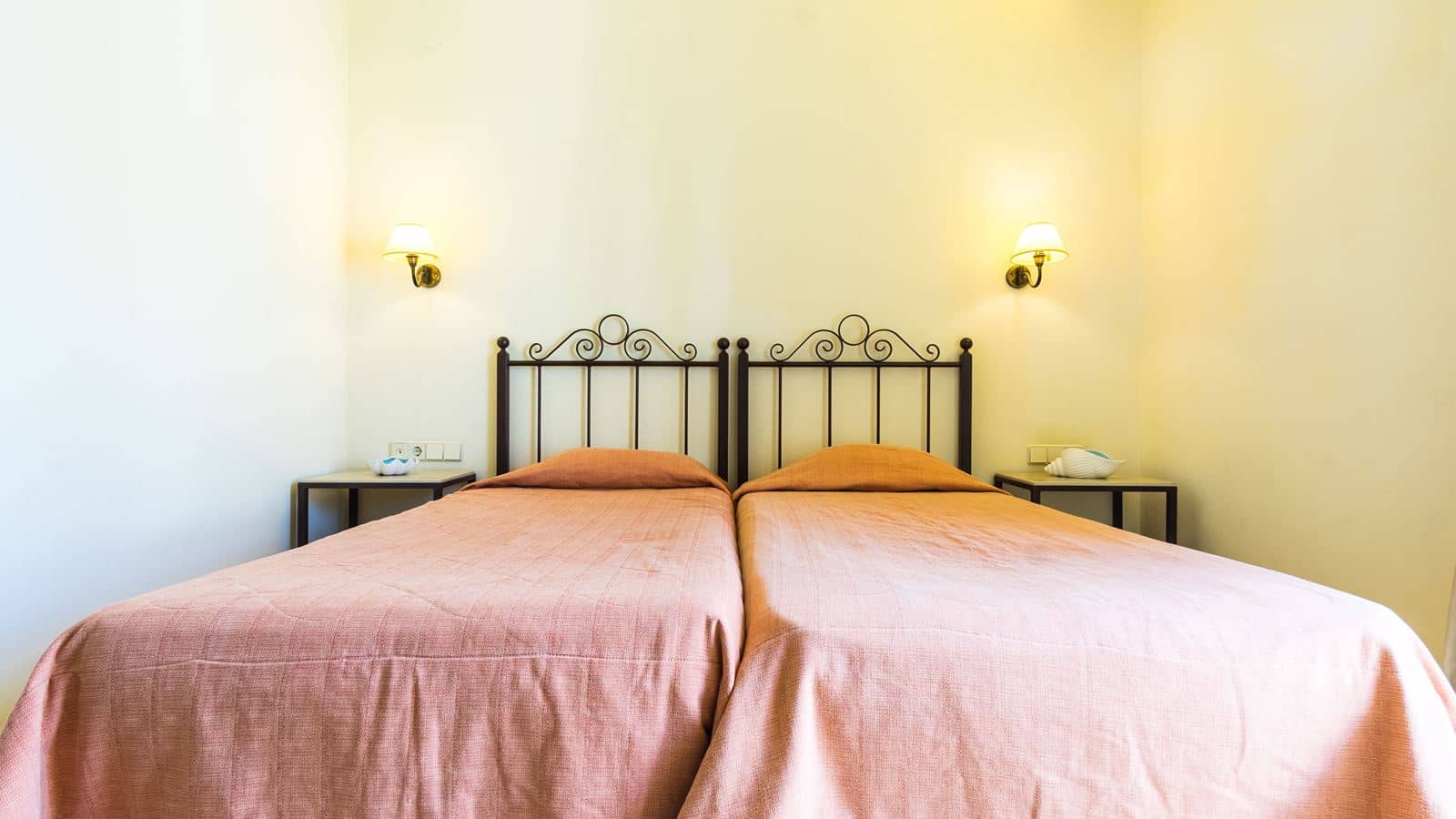 rooms-superior-1-bedroom-apartment-balcony-or-terrace