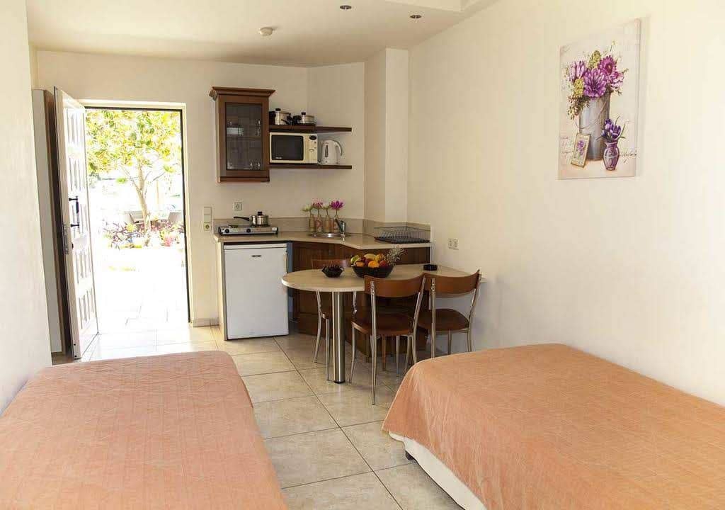 rooms-superior-1-bedroom-apartment-balcony-or-terrace