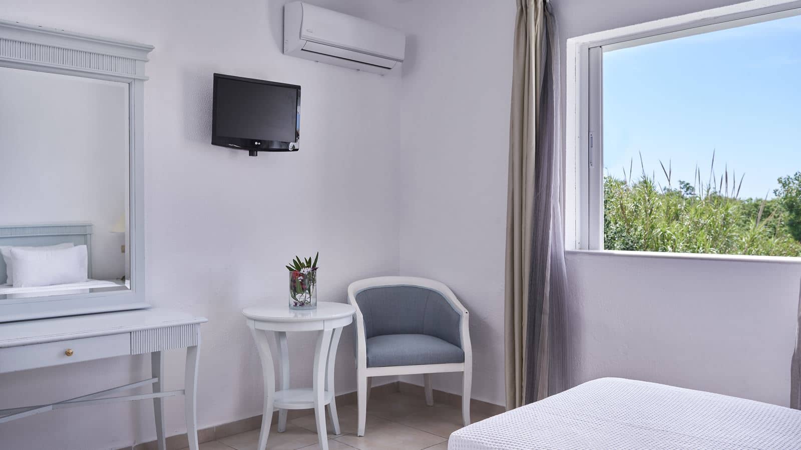 rooms-family-rooms-with-garden-view