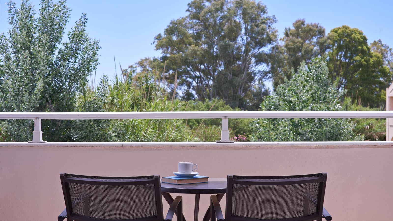 rooms-family-rooms-with-garden-view