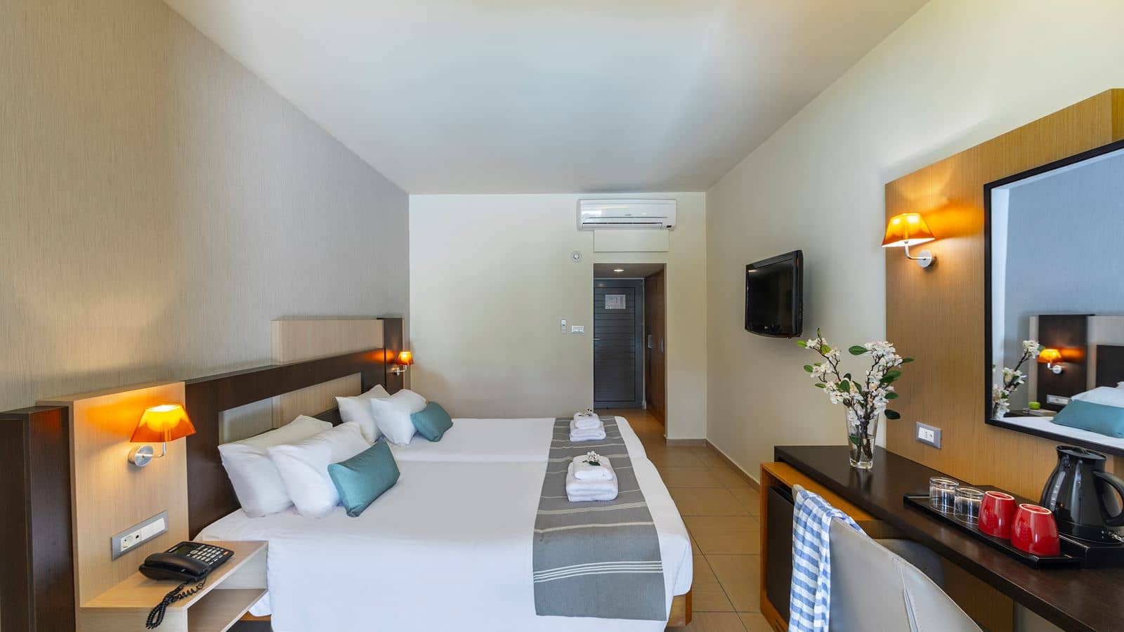 rooms-dbl-room-sharing-pool-with-balcony-or-terrace
