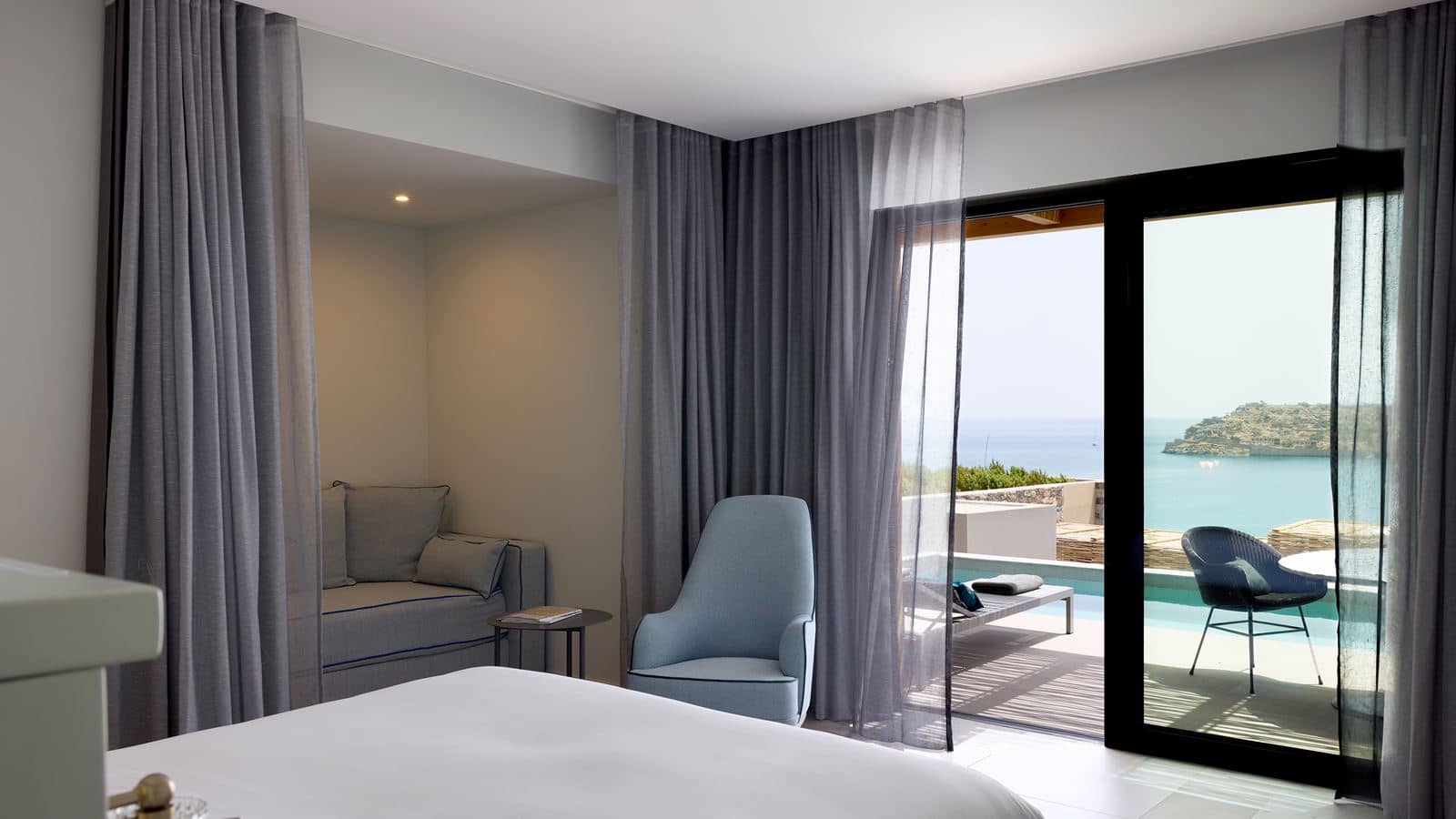 rooms-superior-family-room-with-private-pool-sea-view
