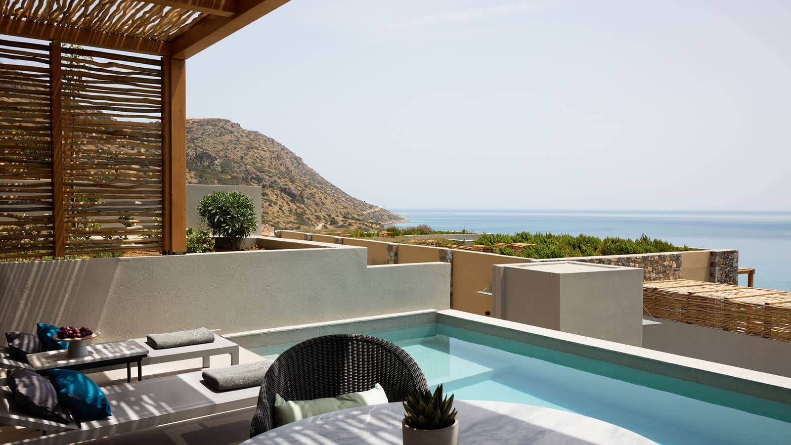 rooms-superior-family-room-with-private-pool-sea-view