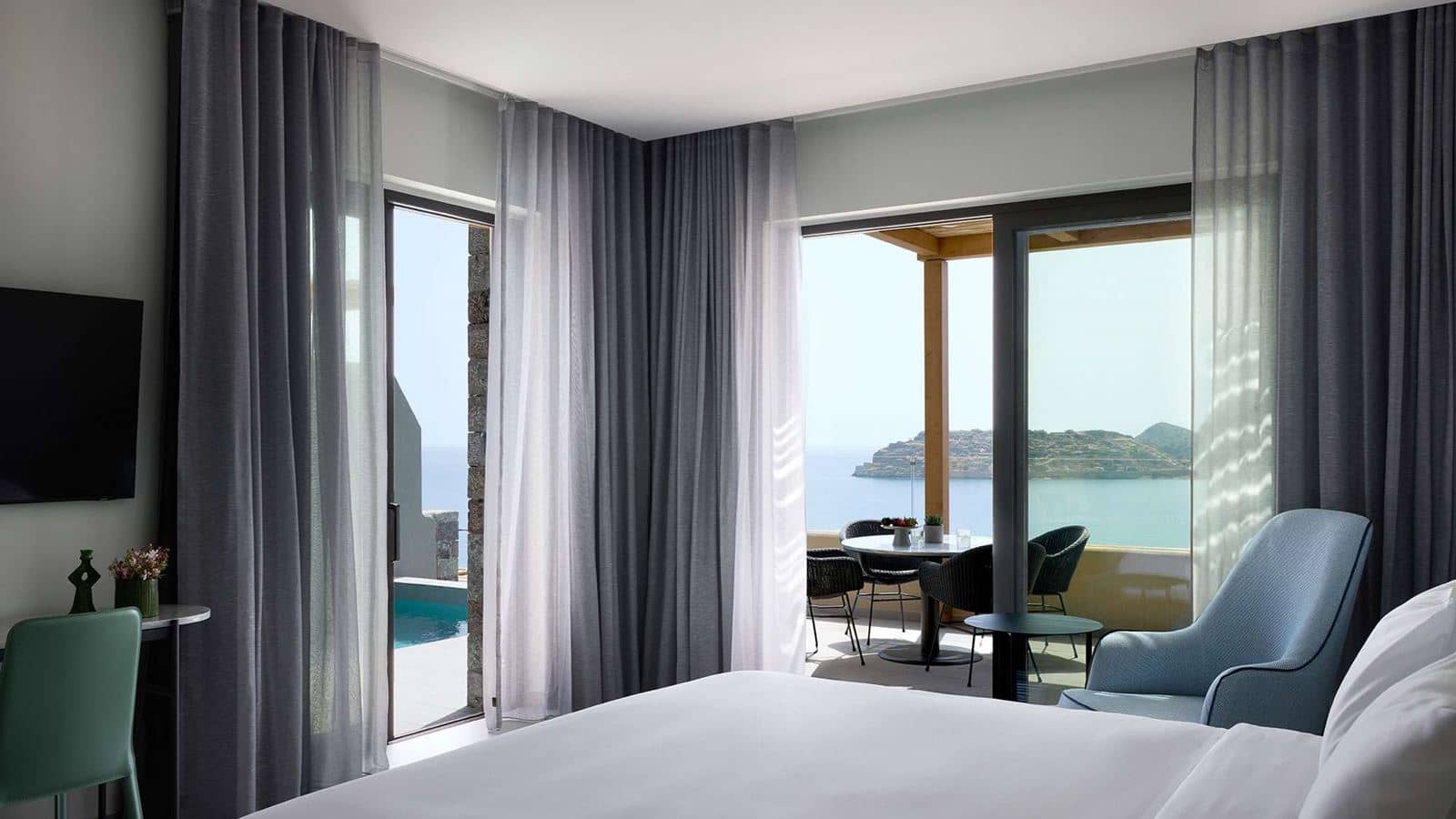 rooms-executive-room-with-private-pool-sea-view