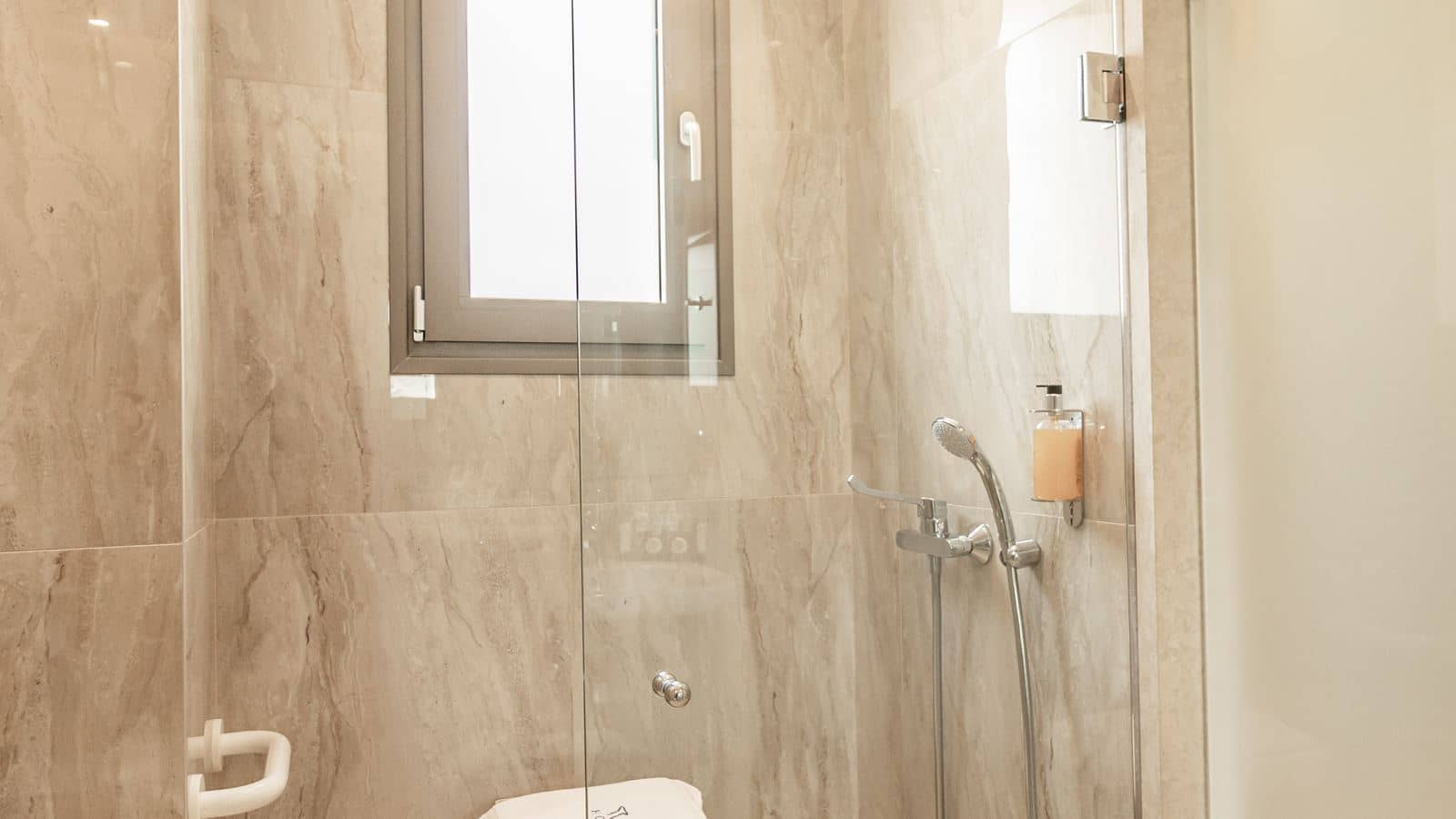rooms-double-or-twin-room-for-disabled