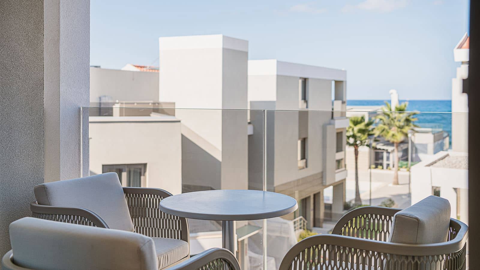 rooms-serenity-suite-1-bedroom-sideseaview-balcony-or-terrace