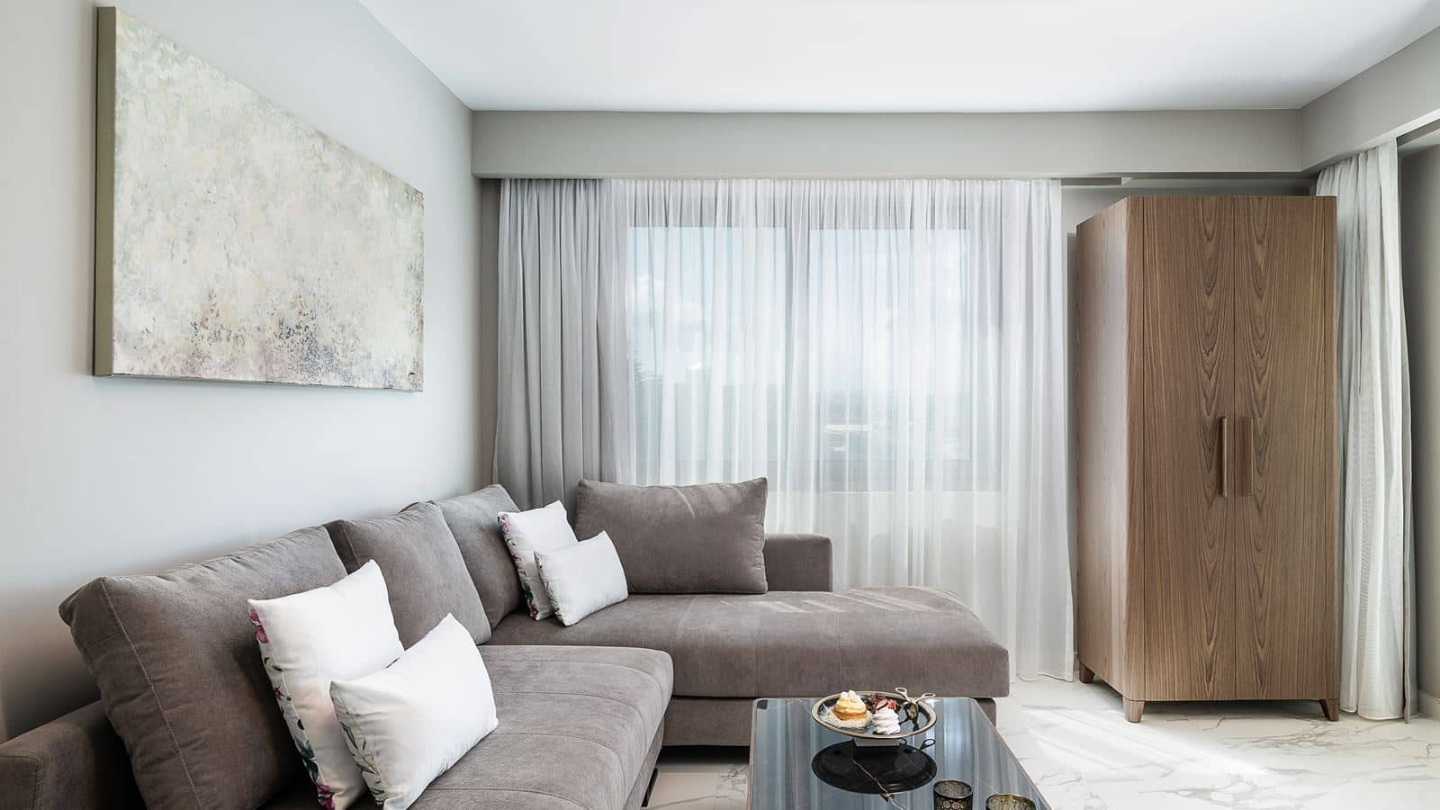 rooms-serenity-suite-1-bedroom-sideseaview-balcony-or-terrace