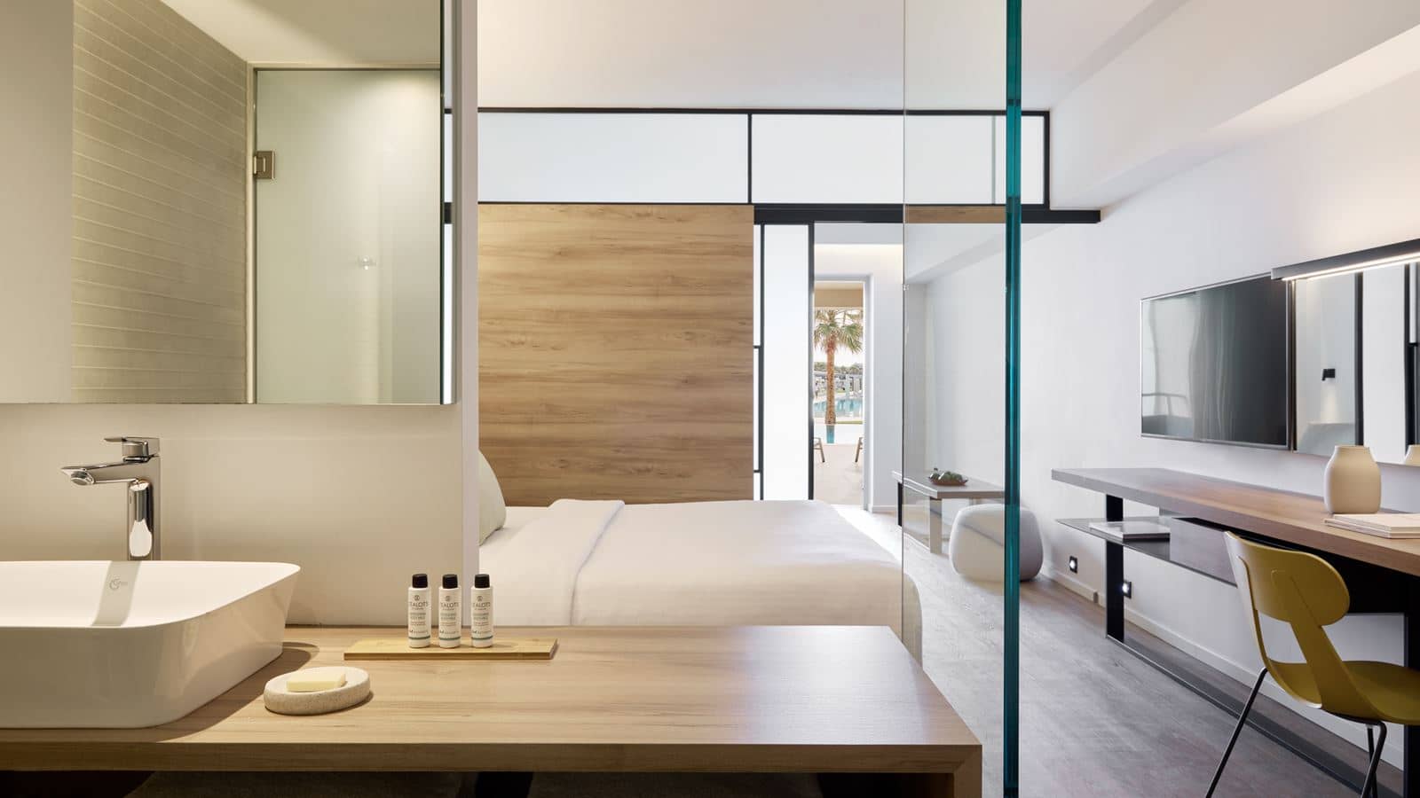 rooms-junior-suite-sharing-pool