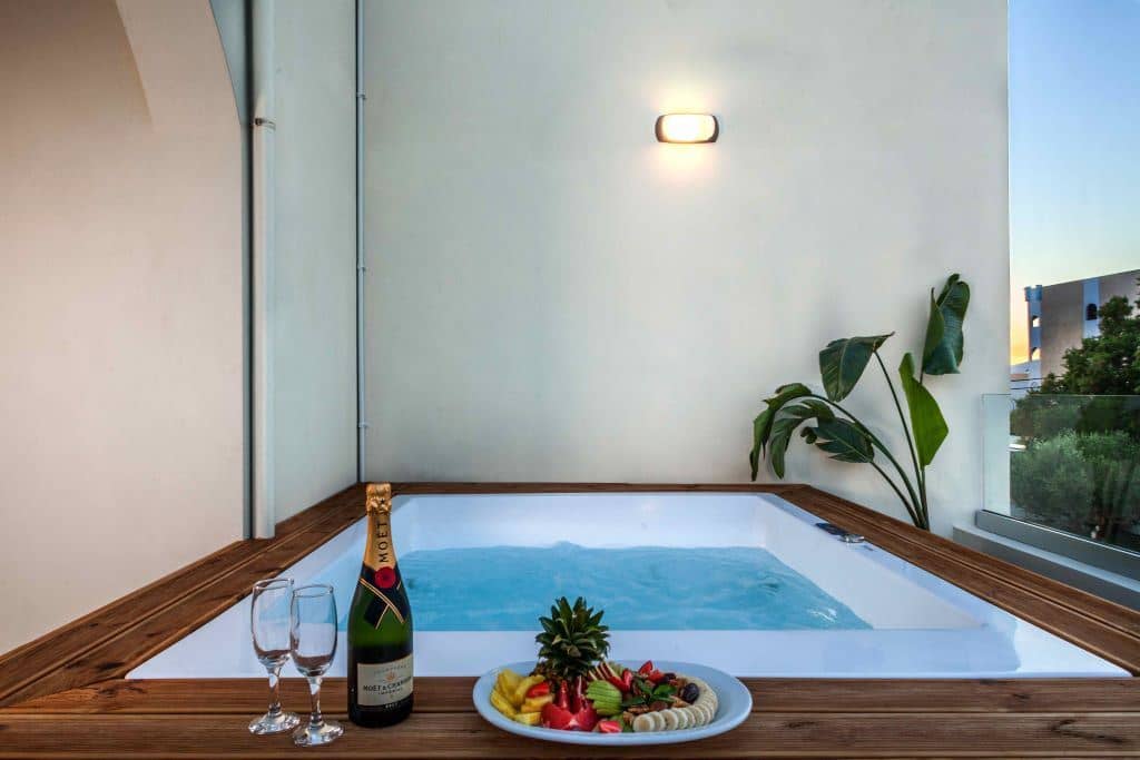 rooms-executive-open-air-jacuzzi-balcony