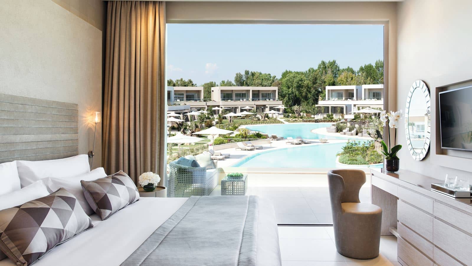 rooms-one-bedroom-suite-grand-balcony-pool-view