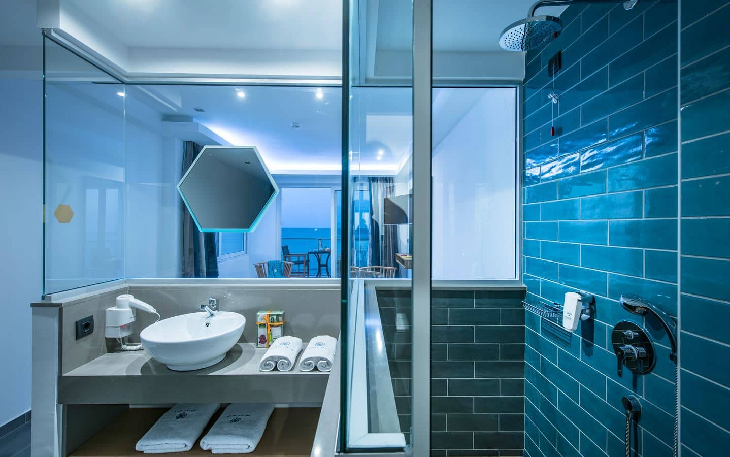 rooms-deluxe-seafront-junior-suite