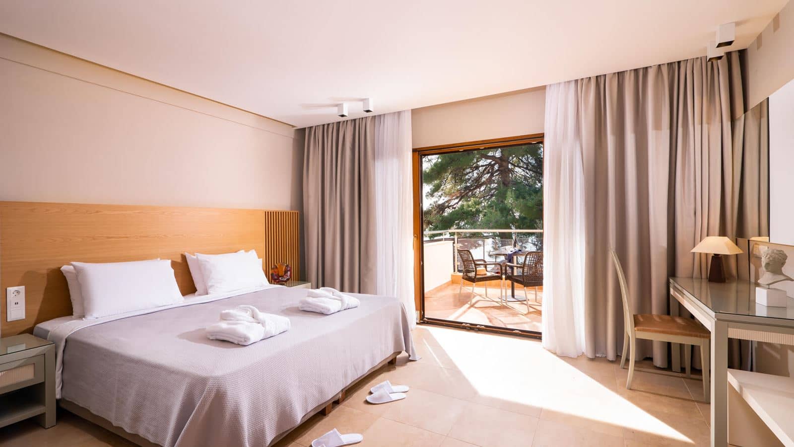 rooms-deluxe-junior-suite-garden-or-pool-view