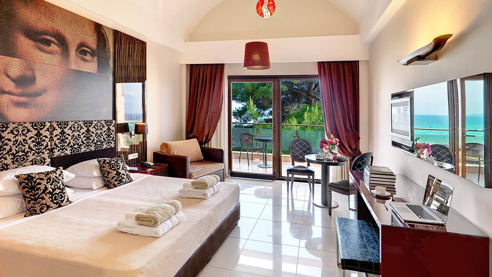 rooms-deluxe-room-side-sea-view