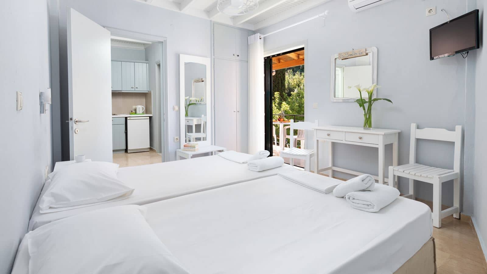 rooms-comfort-studio-with-balcony