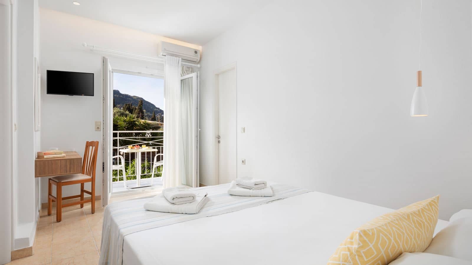 rooms-family-suite-with-balcony