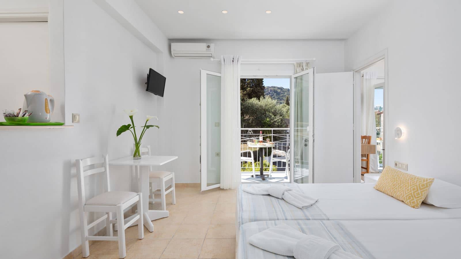 rooms-family-suite-with-balcony