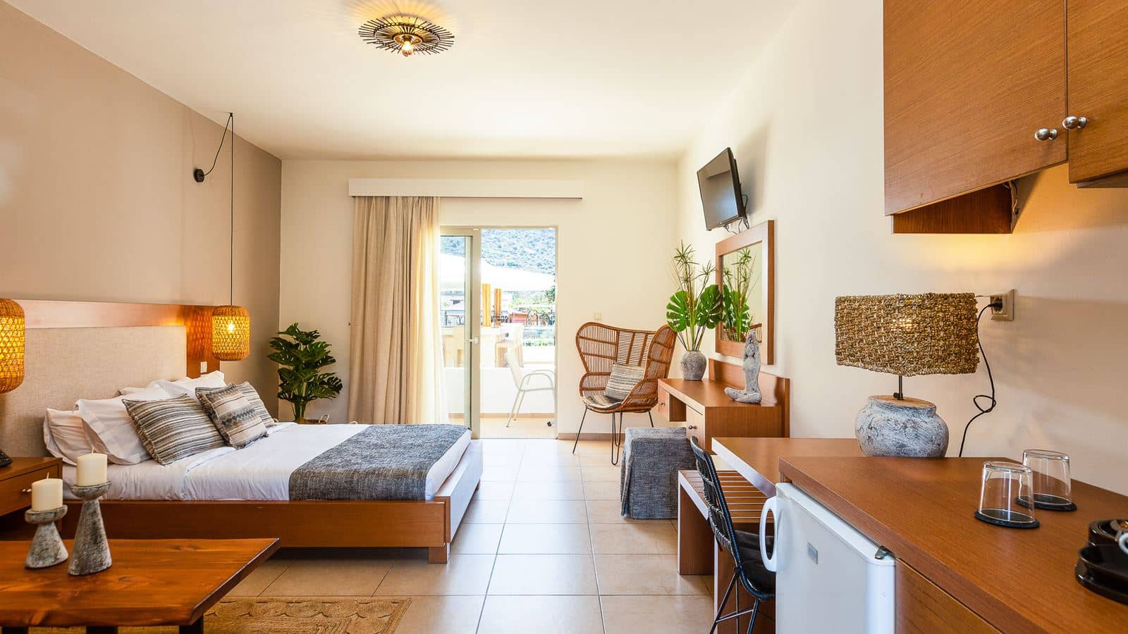 rooms-room-standard-mountainpoolview-balcony-or-terrace