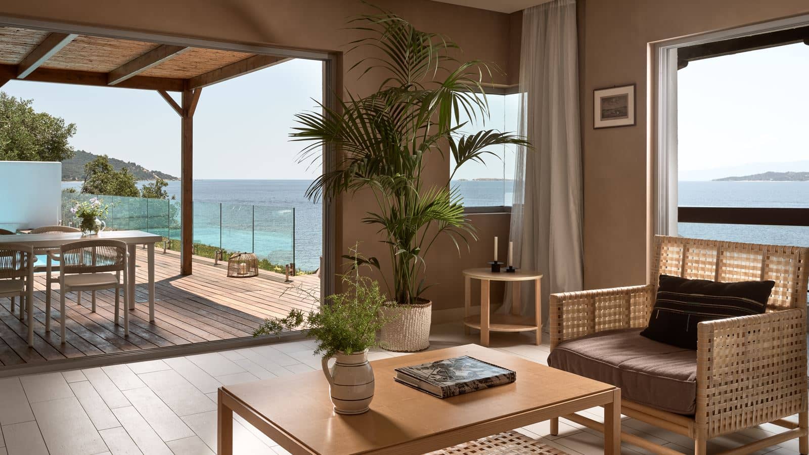 rooms-presidential-bungalow-sea-front-maria-callas