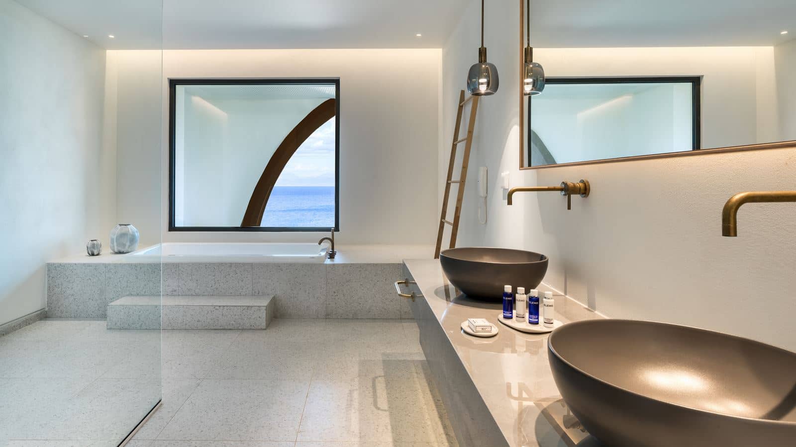 rooms-grand-opal-suite-sea-view