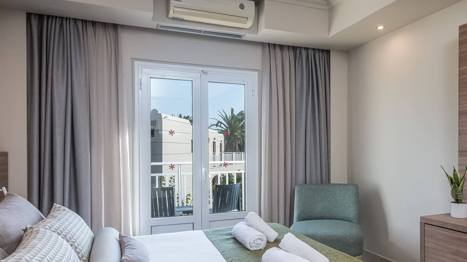 rooms-family-suite-garden-view-terrace-or-balcony