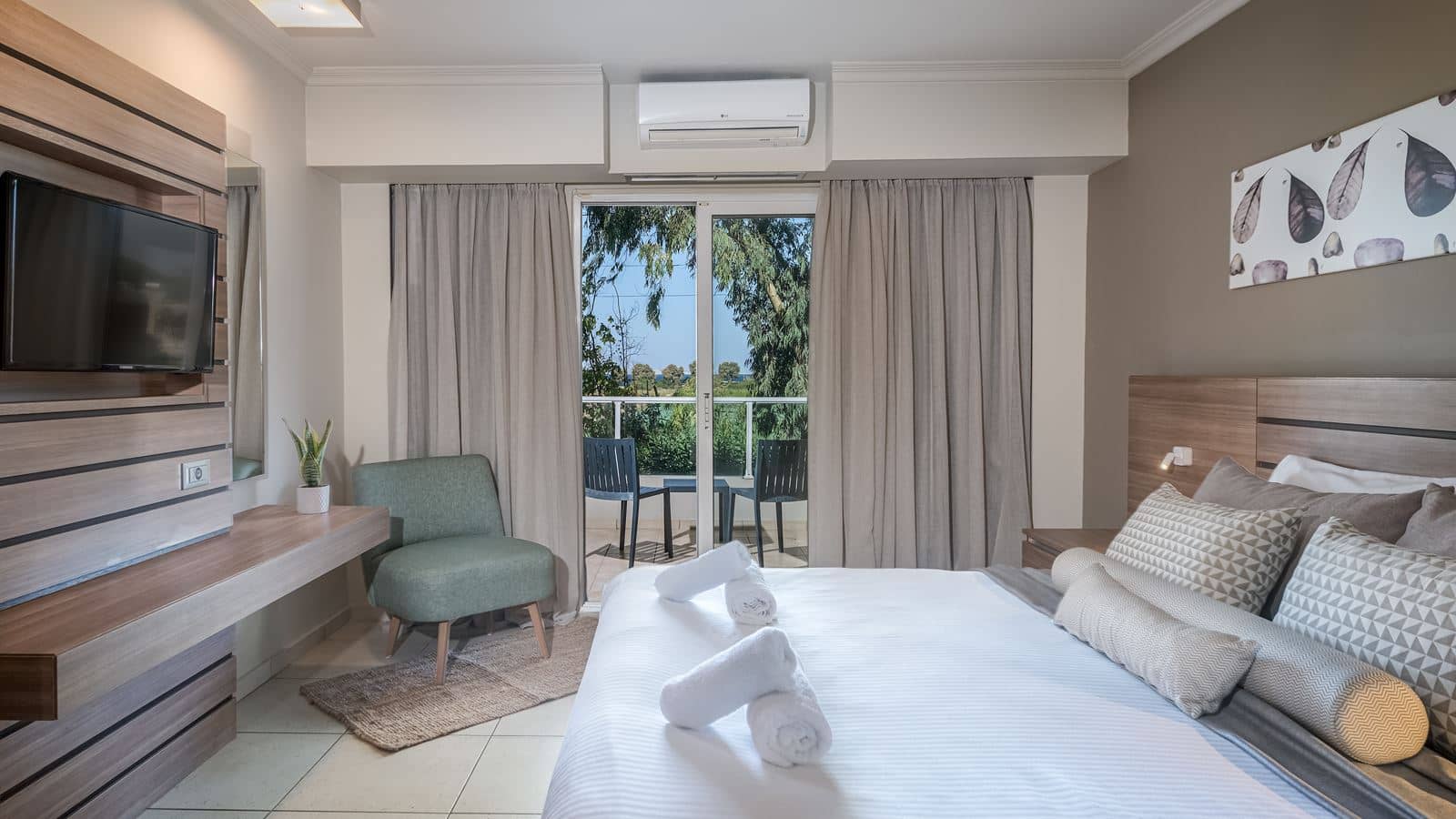 rooms-deluxe-duplex-family-room-garden-view