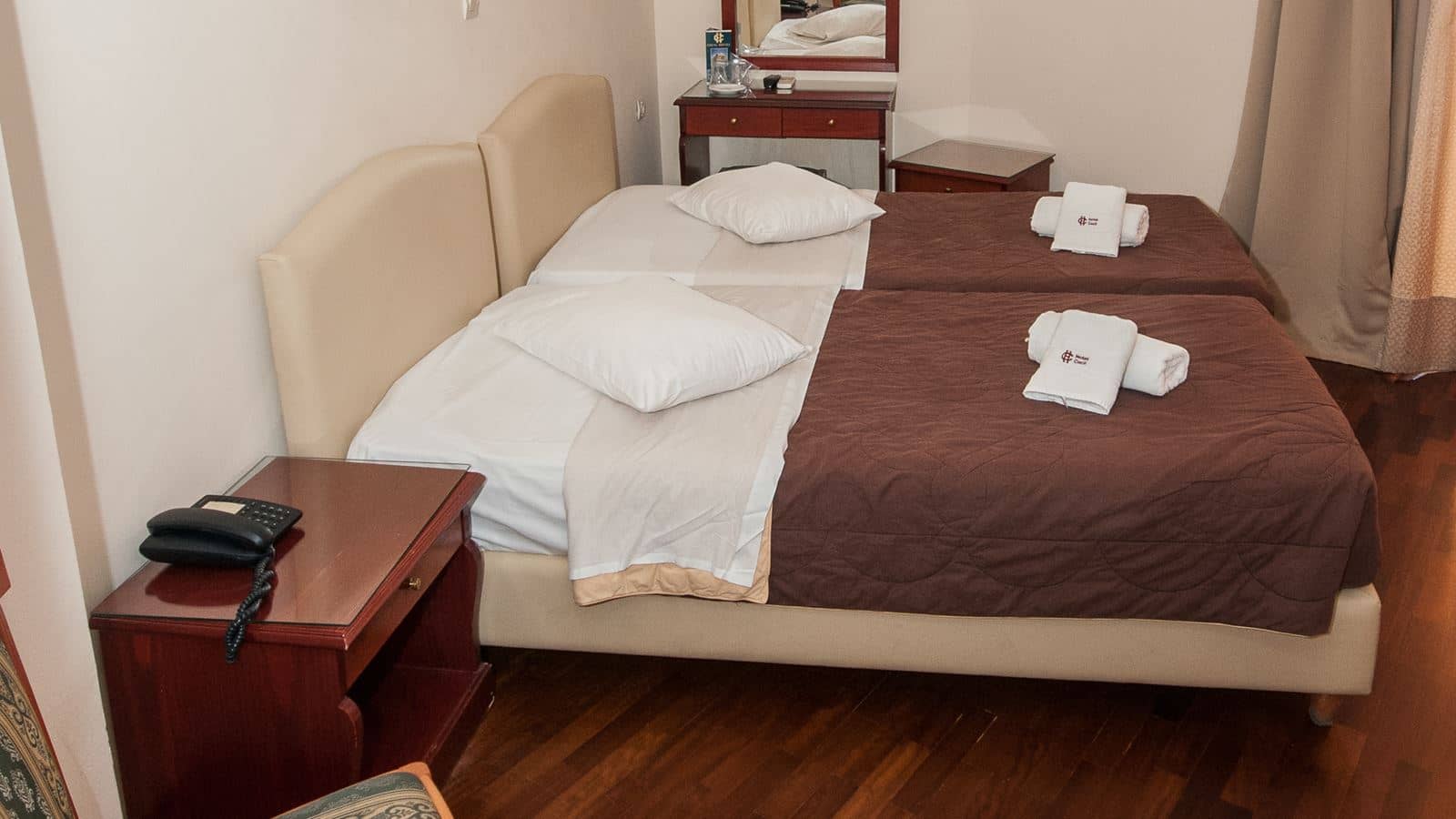 rooms-quadruple-three-beds