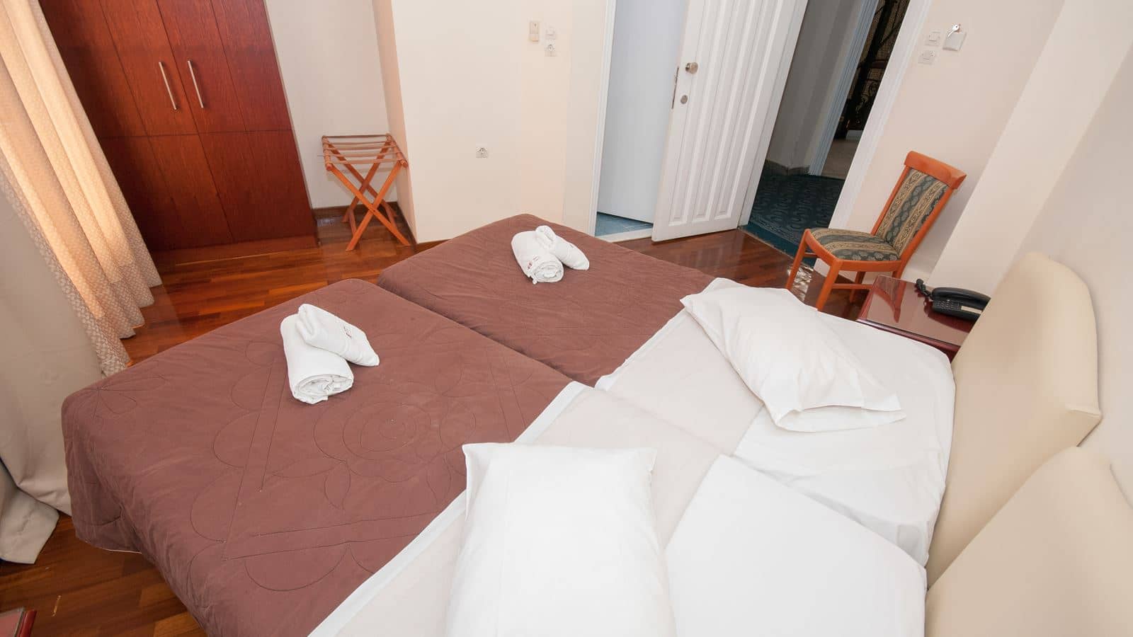 rooms-quadruple-three-beds