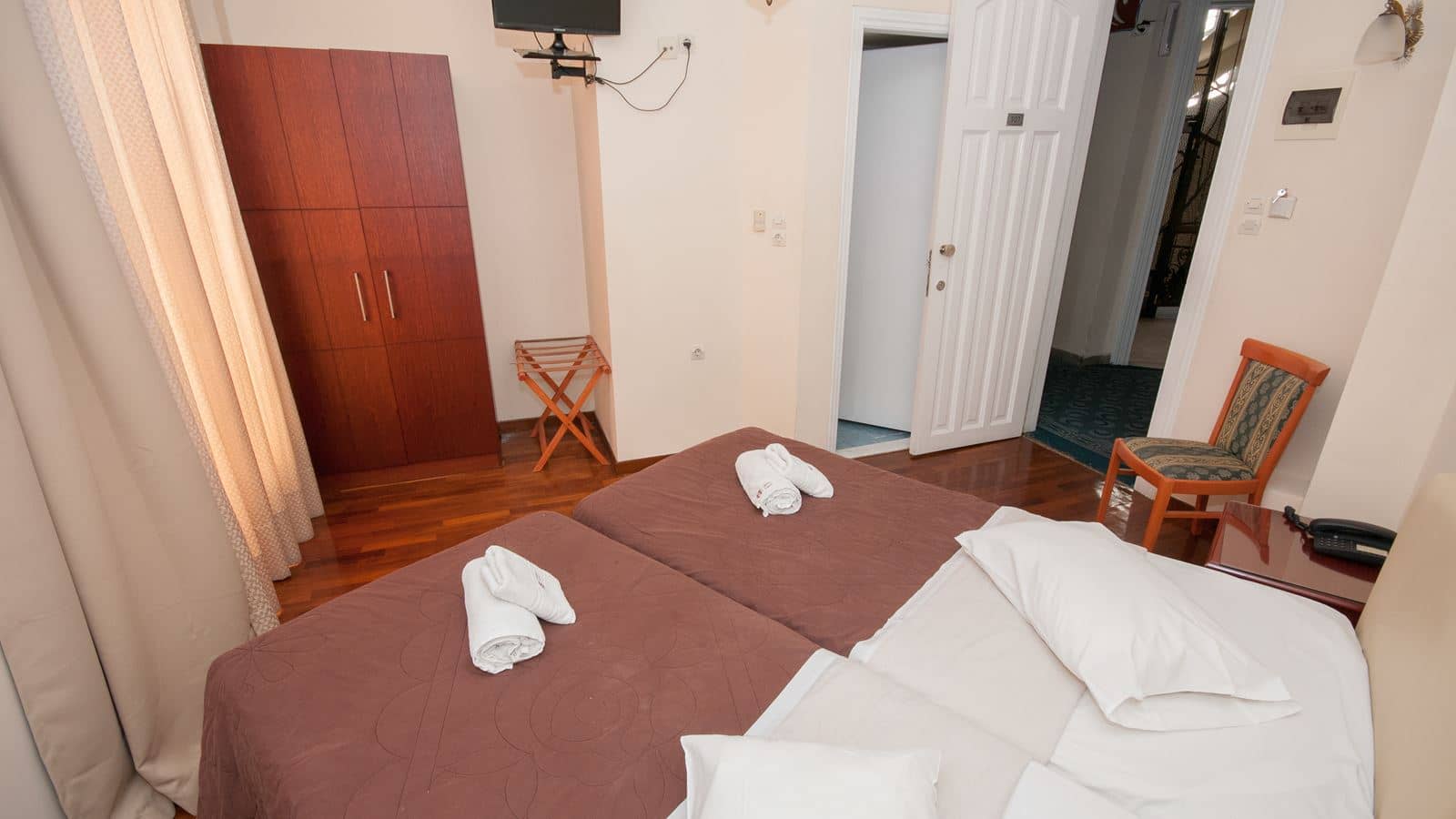 rooms-quadruple-three-beds