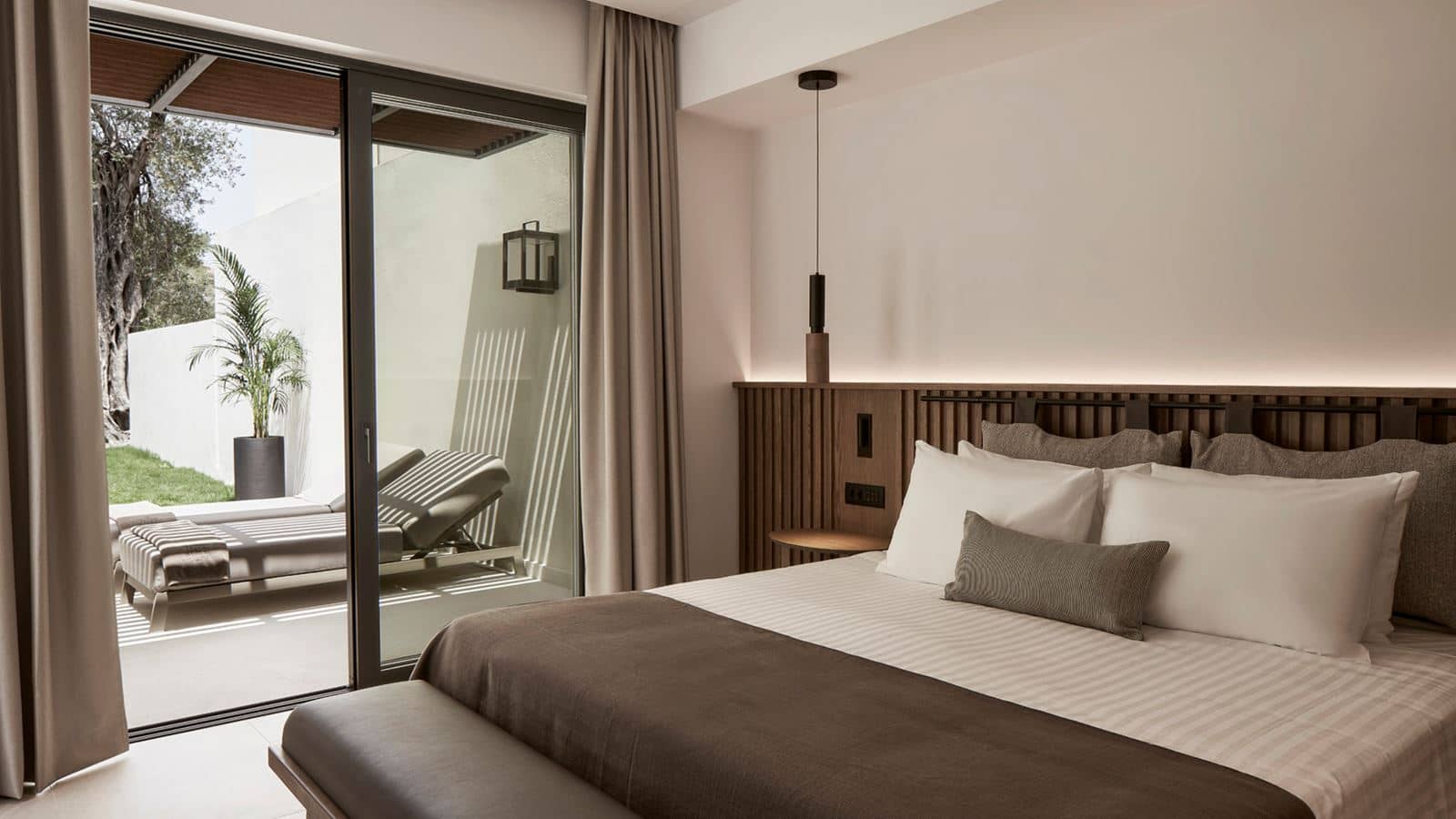 rooms-executive-suite-with-private-pool