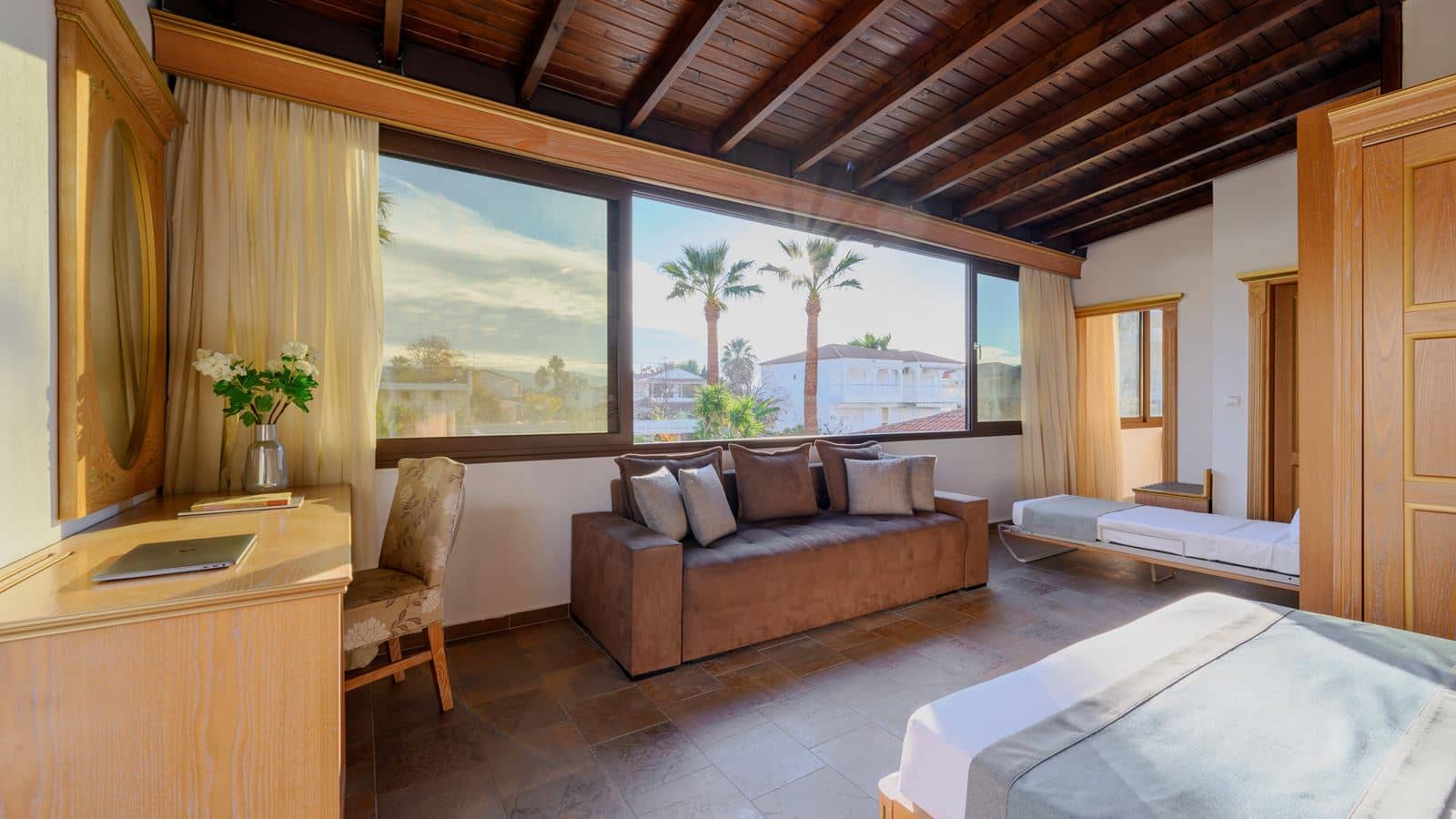 rooms-family-suite-pool-view