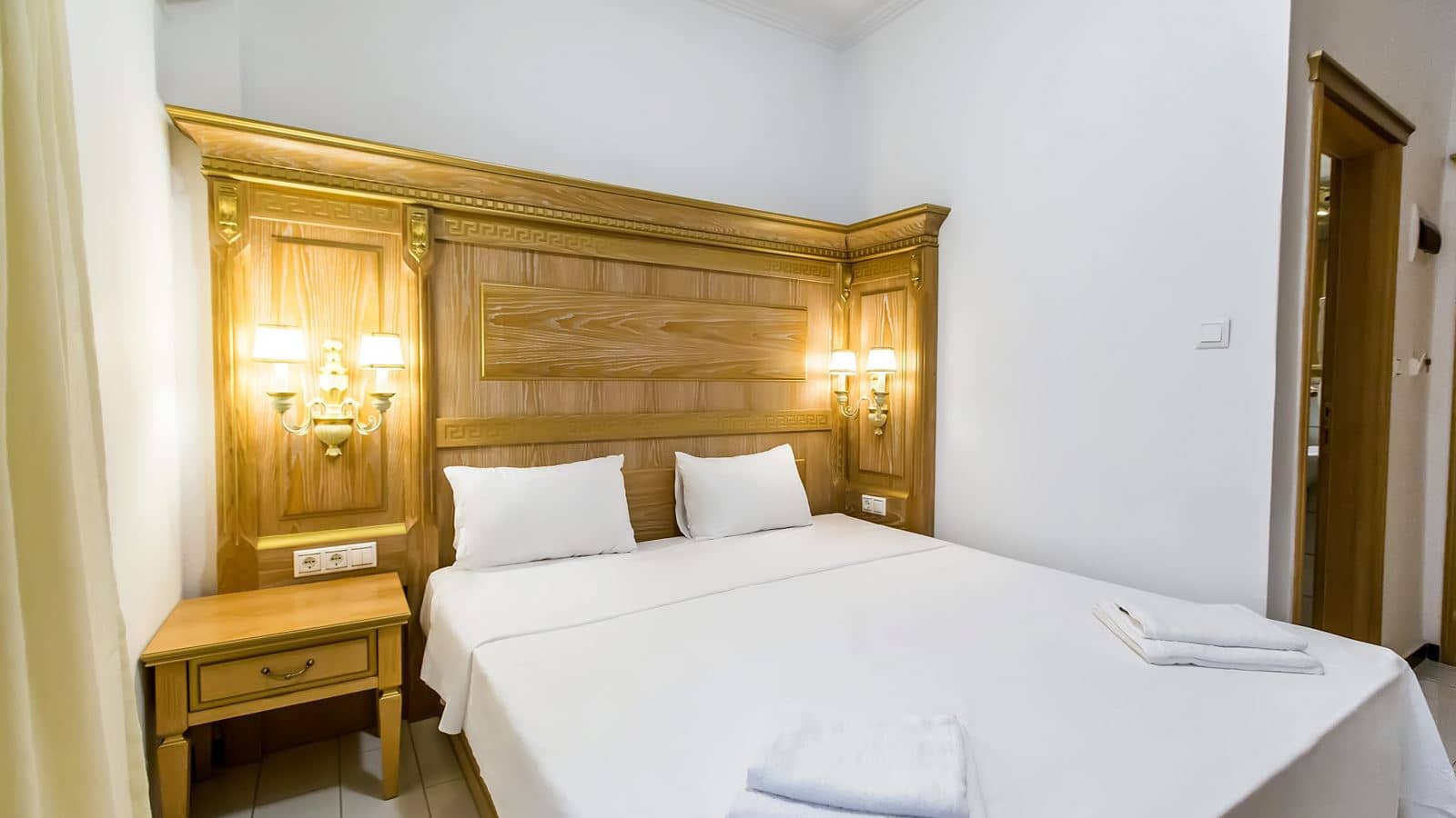 rooms-triple-room-with-side-sea-view