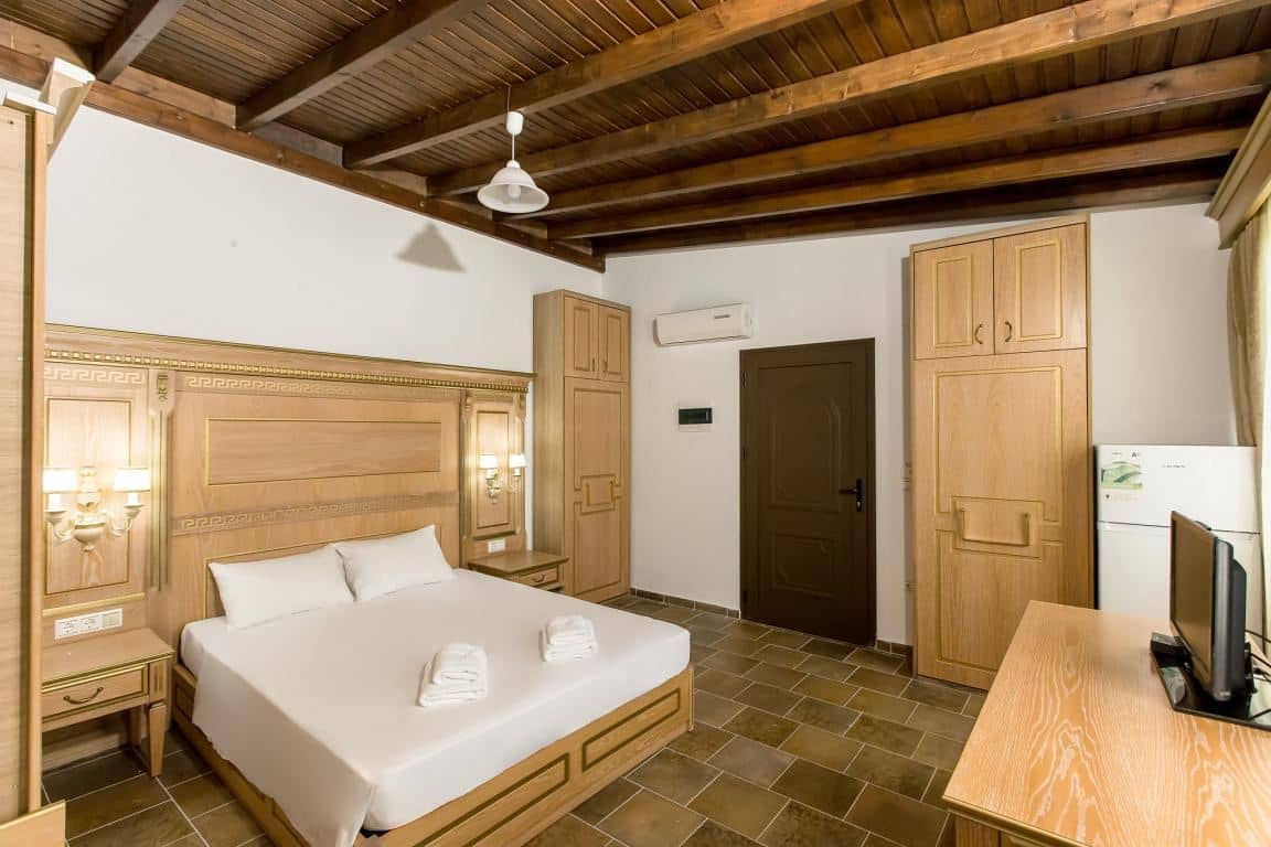rooms-family-suite-pool-view