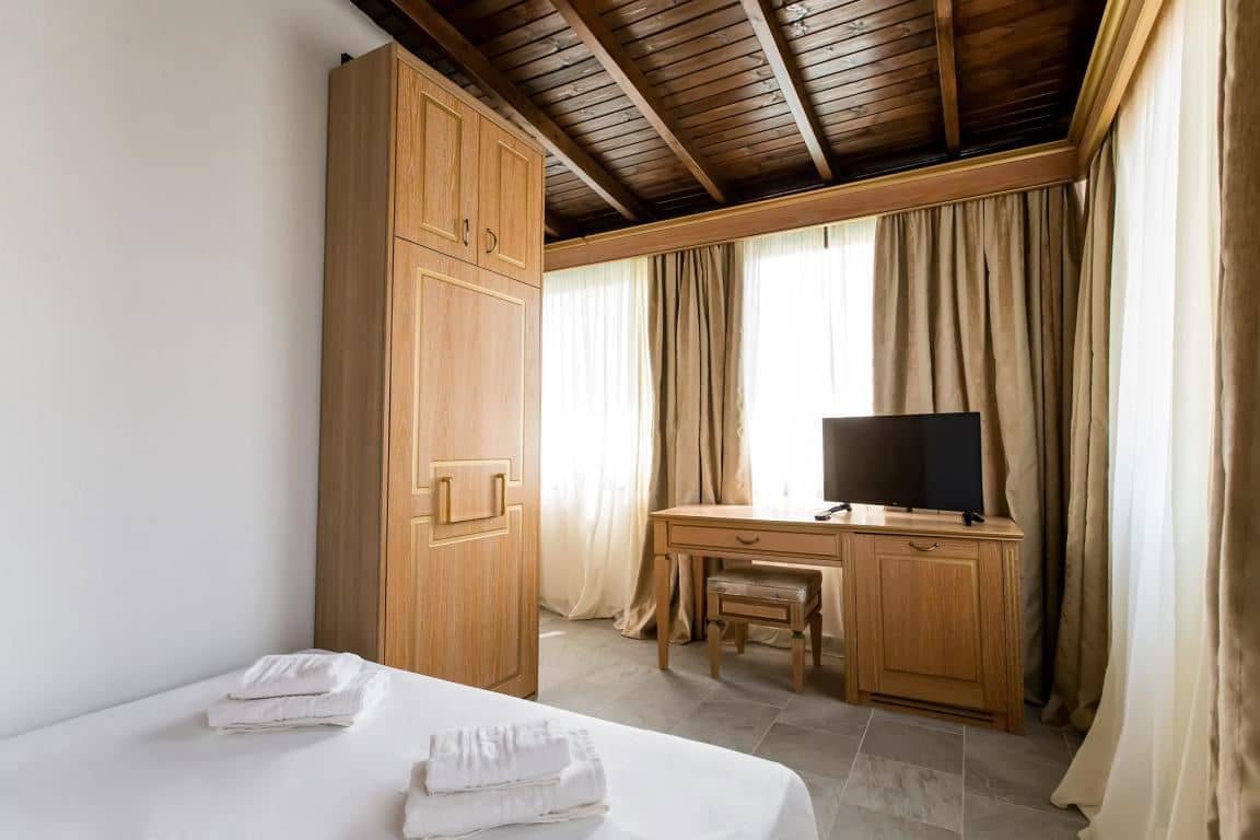 rooms-family-suite-pool-view