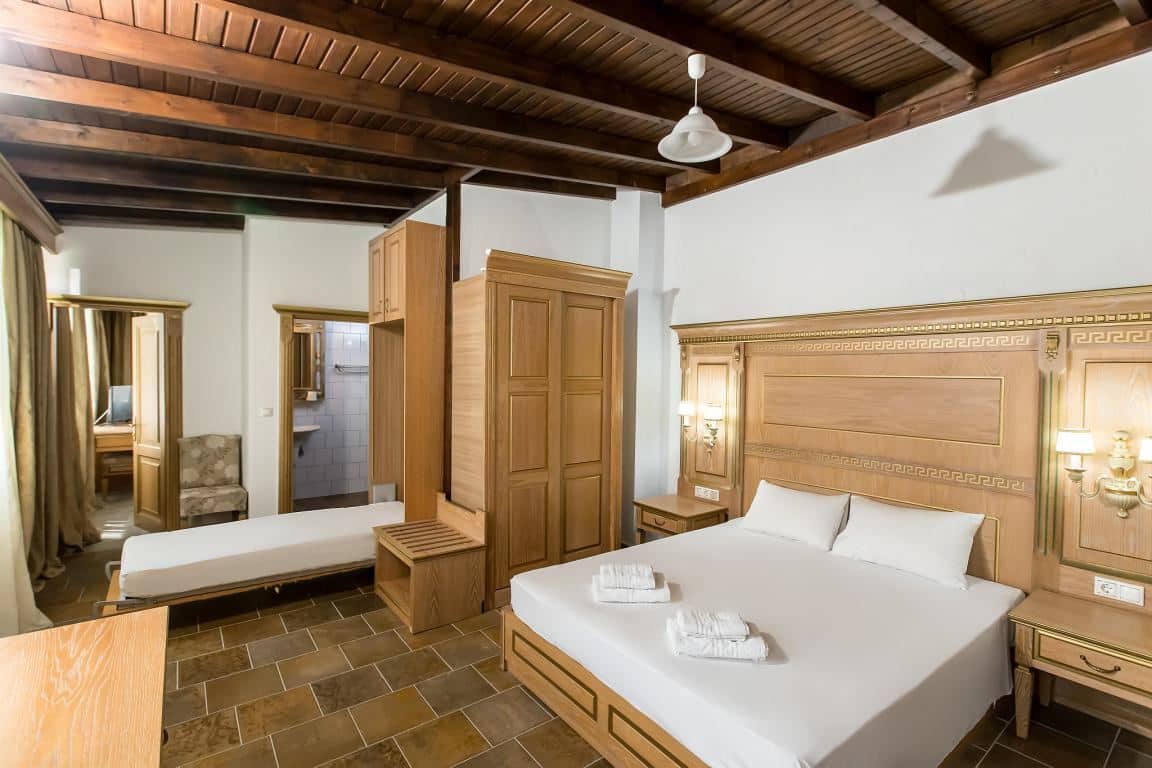 rooms-family-suite-pool-view