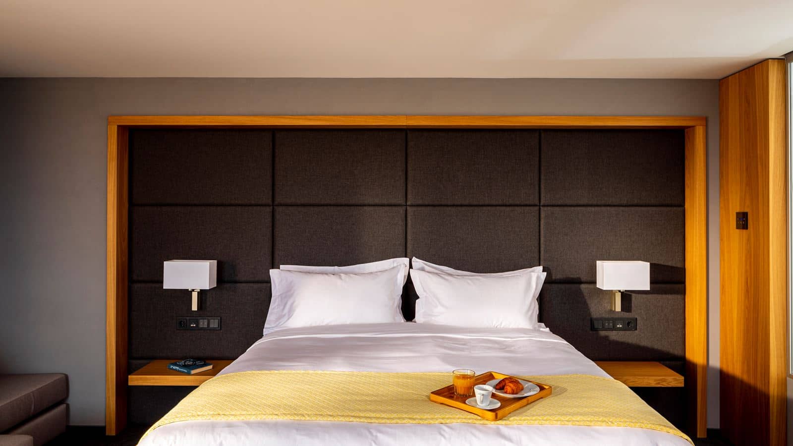 rooms-junior-suite-pool-view